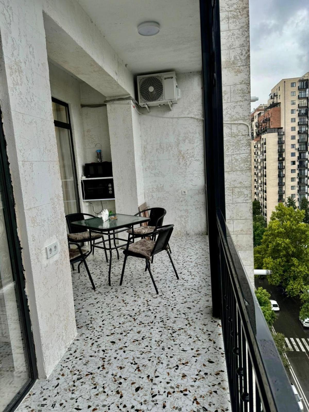 Den House Apartment