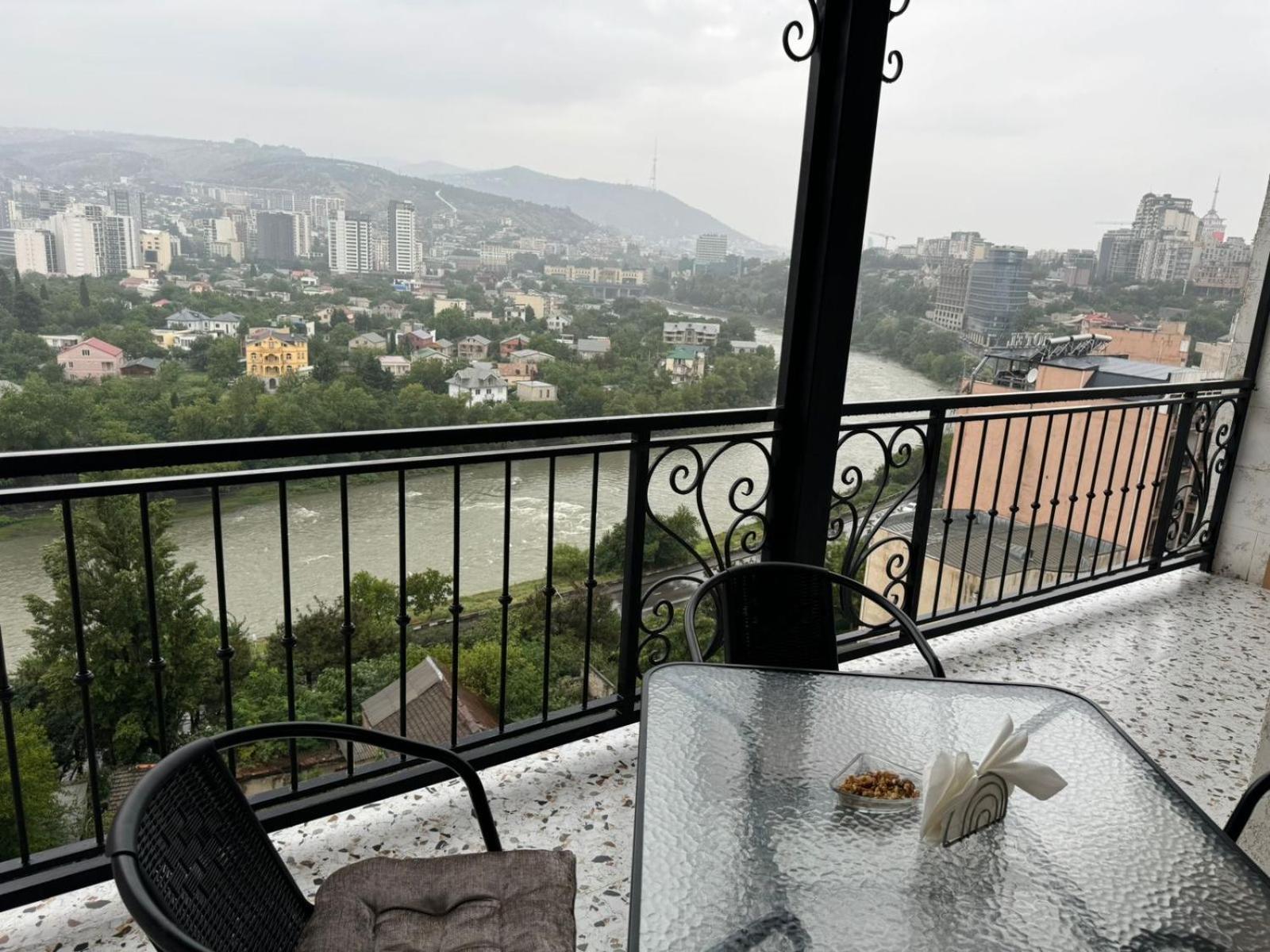 Апартаменти Den House