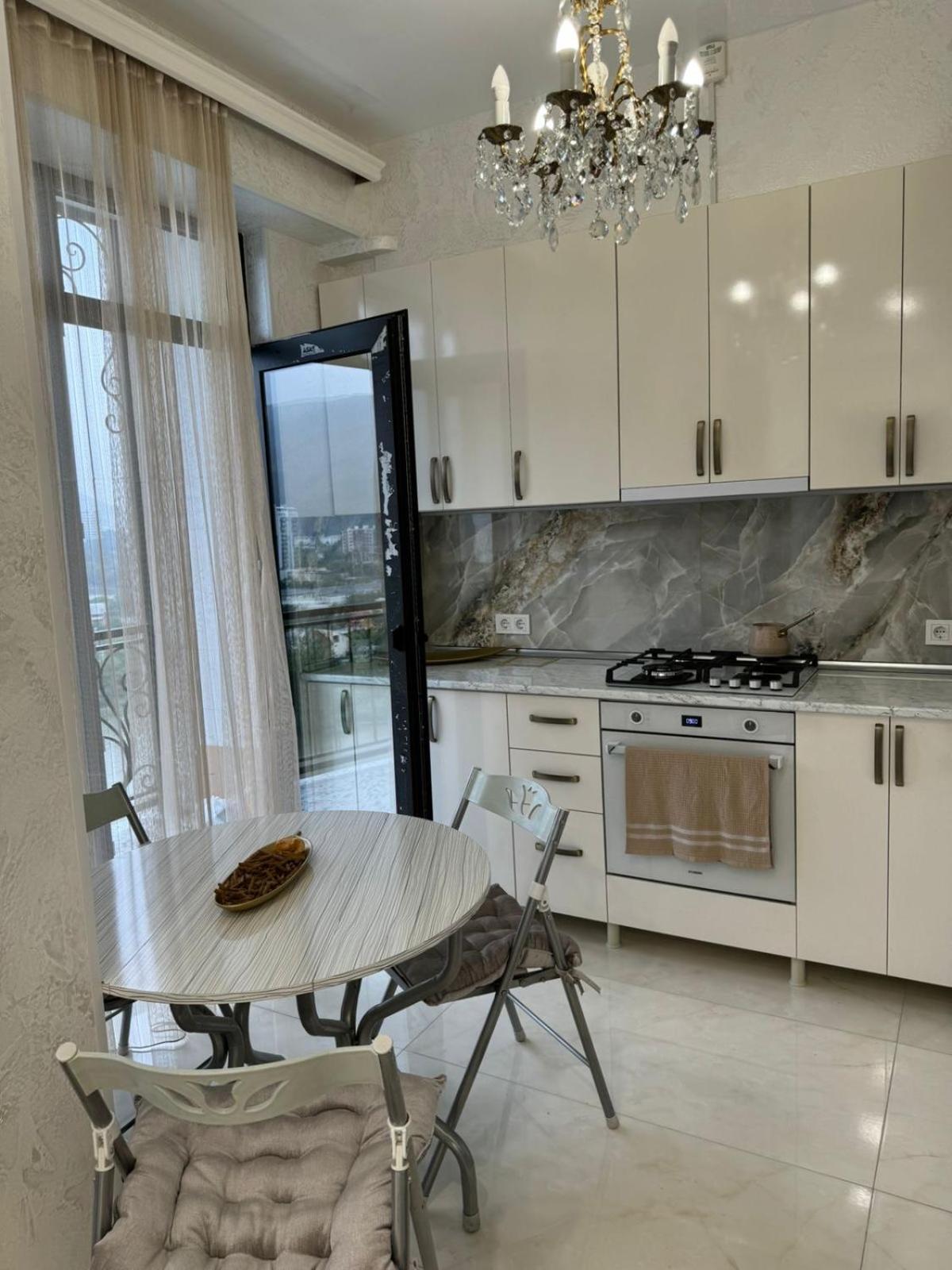 Апартаменти Den House *